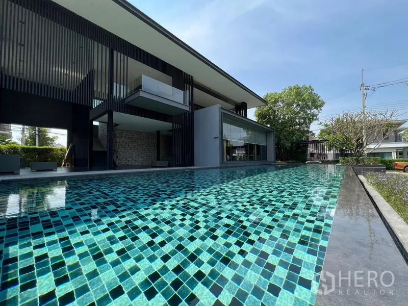 Detached House for rent or sale in Bang Khen, Bangkok - Modern clubhouse featuring a long mosaic swimming pool.