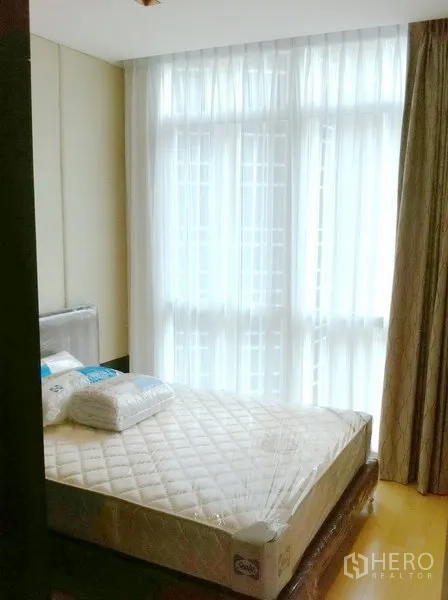 公寓 出租在Pathum Wan, Bangkok - 第二卧室采光充足，大窗配纱帘，浅色木地板。