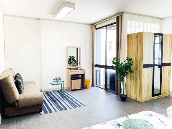 Home Office for rent in Khlong Toei, Bangkok - Bright multipurpose room with sofa, wardrobe, vanity and large windows.