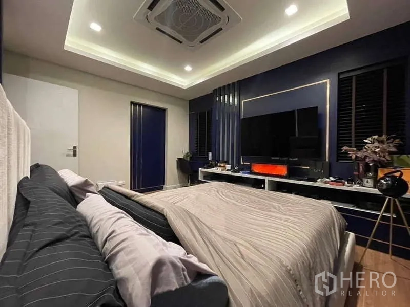 Detached House for rent - Master bedroom with cassette air-conditioning, dark blue accent wall and TV console.