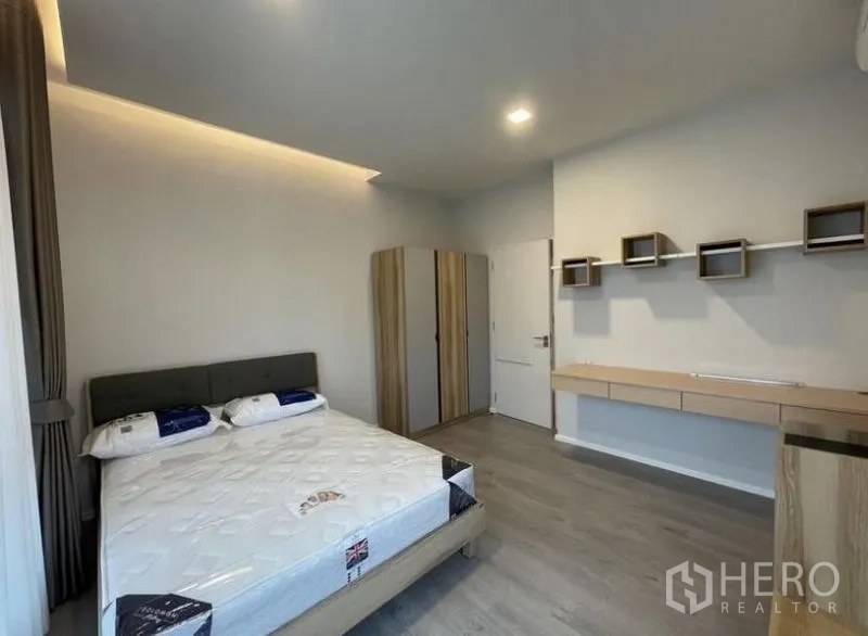 独立式住宅 出租在Prawet, Bangkok - 第三卧室极简风，墙面置物架与衣柜收纳。