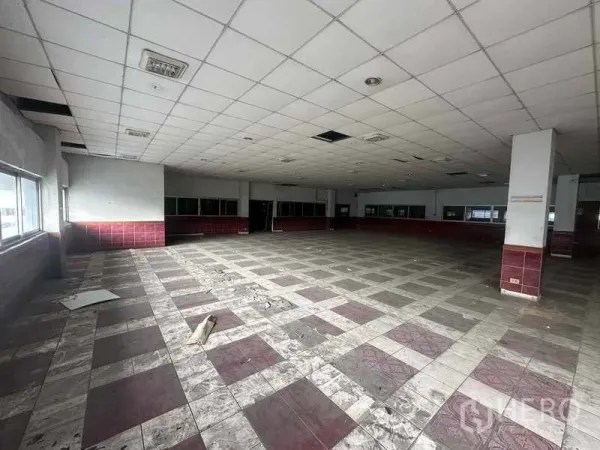 工厂 出租在Khlong Luang, Pathum Thani - 大型瓷砖大厅，吊顶与窗户，适合作为食堂或办公区