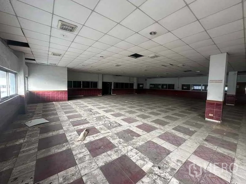 工厂 出租在Khlong Luang, Pathum Thani - 大型瓷砖大厅，吊顶与窗户，适合作为食堂或办公区