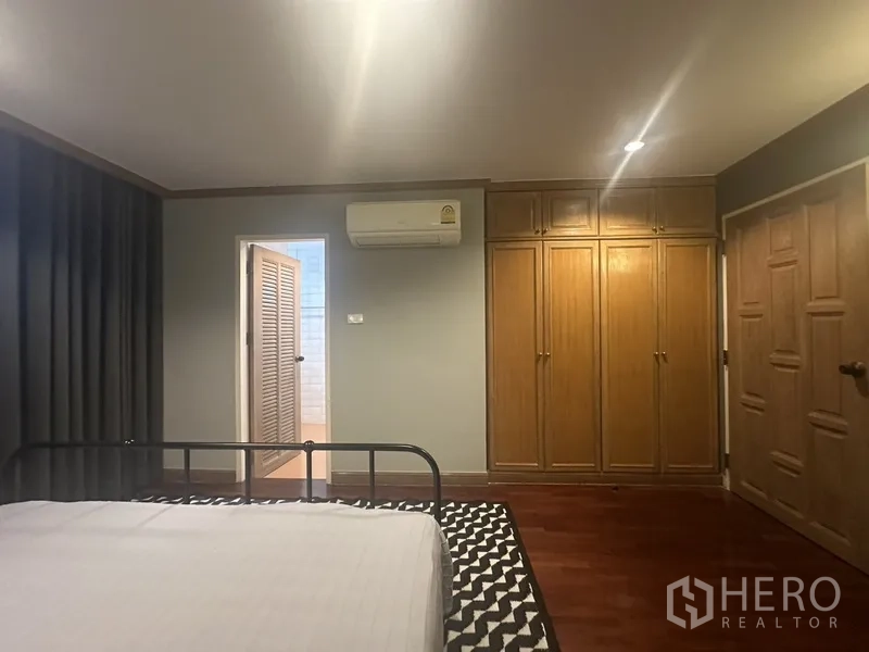 公寓 出售在Watthana, Bangkok - 卧室视角，通往套内卫浴与衣柜