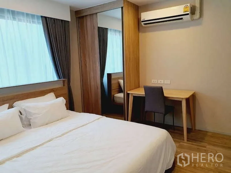 คอนโด ให้เช่าในSathon, Bangkok - โต๊ะทำงานใต้เครื่องปรับอากาศ ข้างตู้เสื้อผ้าบานเลื่อน