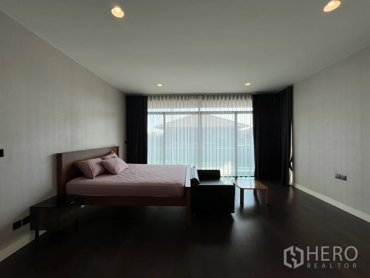 独立式住宅 出租或出售在Bang Kapi, Bangkok - 大主卧，深色木地板，连通阳台。