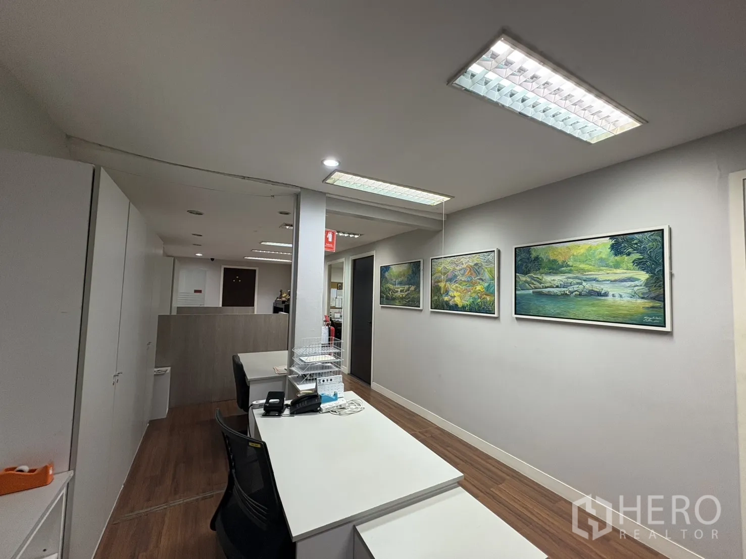 工厂 出售在Khlong Toei, Bangkok - 接待走廊，工作台与墙面装饰画