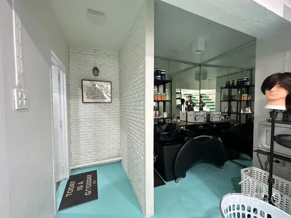 อาคารพาณิชย์ for sale in Watthana, Bangkok - ห้องสระผมพร้อมกระจกบานใหญ่ ชั้นวางของ และผนังอิฐทาสีขาว