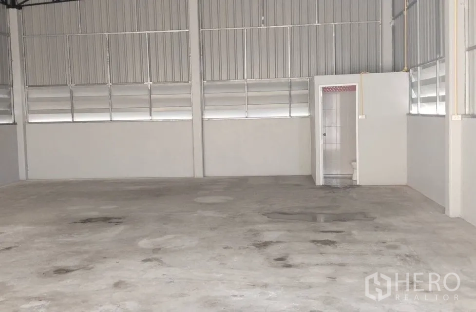 โกดัง for rent in Pak Kret, Nonthaburi - ภายในโกดังแบบเปิด เพดานสูง พื้นคอนกรีต พร้อมห้องน้ำภายใน