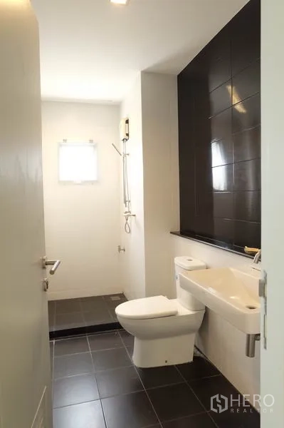 带办公室的家 出租在Wang Thonglang, Bangkok - 现代卫浴，步入式淋浴区与深色墙砖