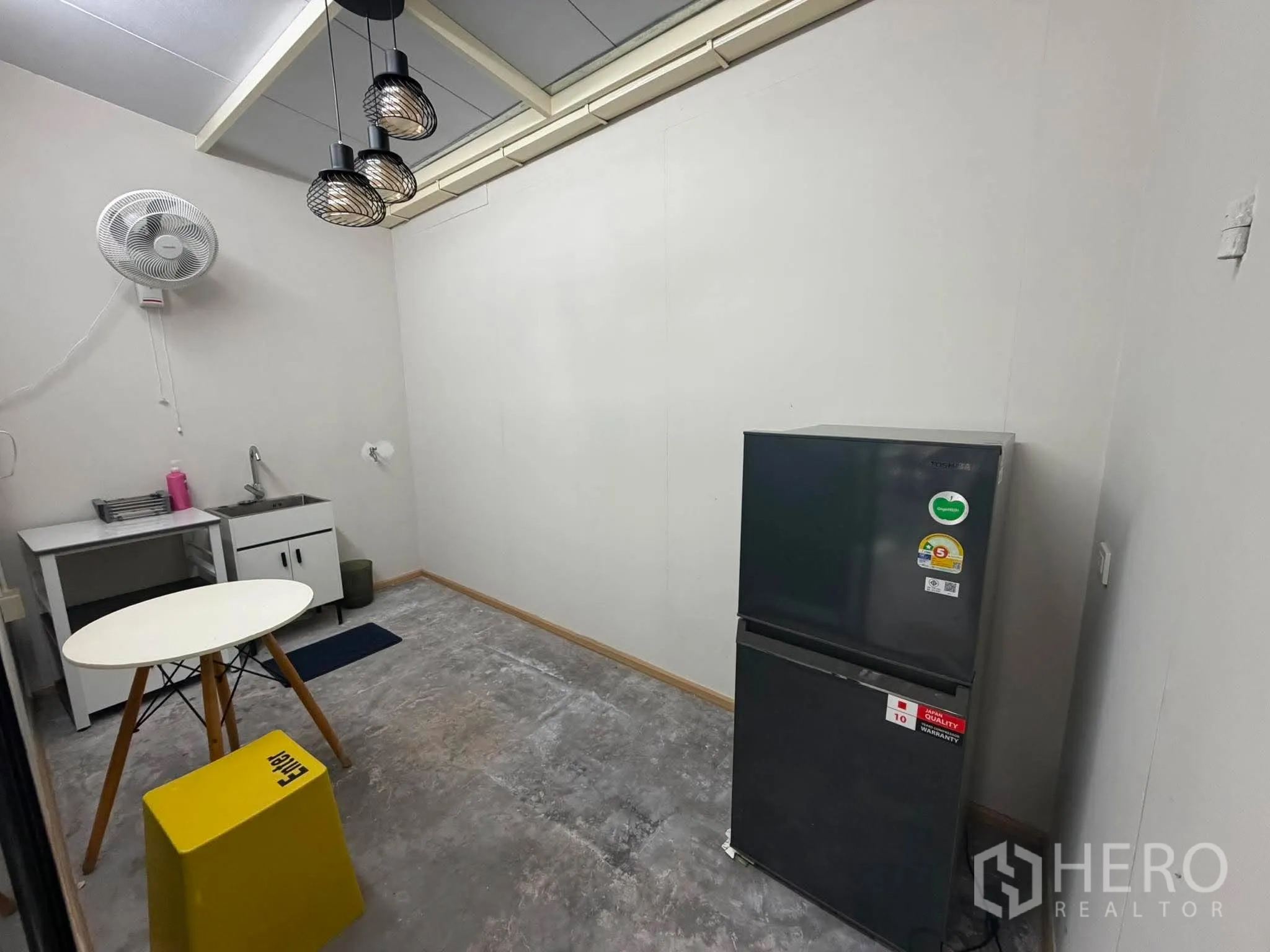 家庭办公室 for rent in Phra Khanong, Bangkok - 茶水间，带水槽、冰箱和圆桌。