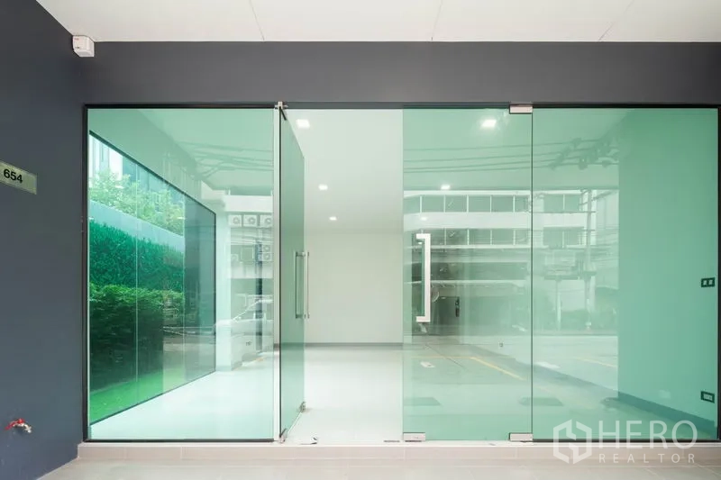 带办公室的家 出租在Bang Rak, Bangkok - 一层玻璃门店式入口，推拉门与明亮前厅。
