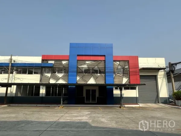 โรงงาน ให้เช่าในBang Phli, Samut Prakan - ด้านหน้าอาคารโรงงาน พร้อมกันสาดลานขนถ่ายสินค้าและประตูม้วน