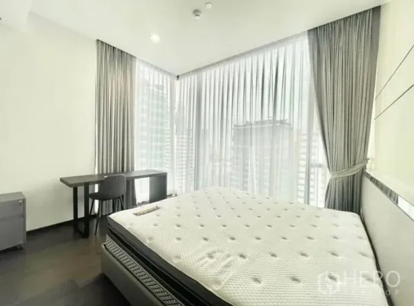 คอนโด ให้เช่าในWatthana, Bangkok - ห้องนอนมุมกระจก วิวเมือง โต๊ะทำงาน และเตียงควีนไซส์