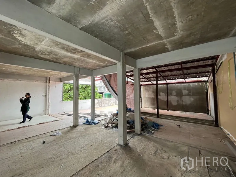 Retail Space for rent in Watthana, Bangkok - Large open space with steel roof frame and columns, ideal for flexible layouts.