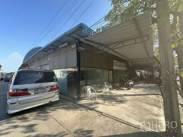 คลังสินค้า ให้เช่าในSaphan Sung, Bangkok - มุมด้านข้างโกดัง มีชายคาคลุมสำหรับขนถ่ายสินค้าและที่จอดรถ