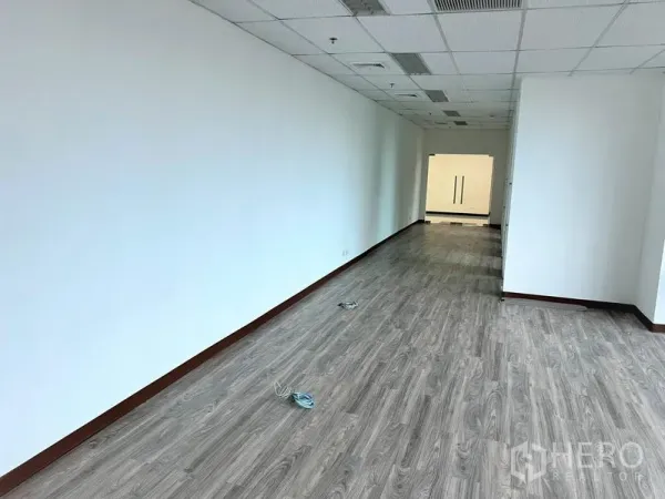 สำนักงาน ให้เช่าในWatthana, Bangkok - พื้นที่สำนักงานแบบโอเพ่นยาวต่อเนื่อง ผนังสีขาว พื้นไวนิลลายไม้ และประตูกระจกคู่ทางเข้า
