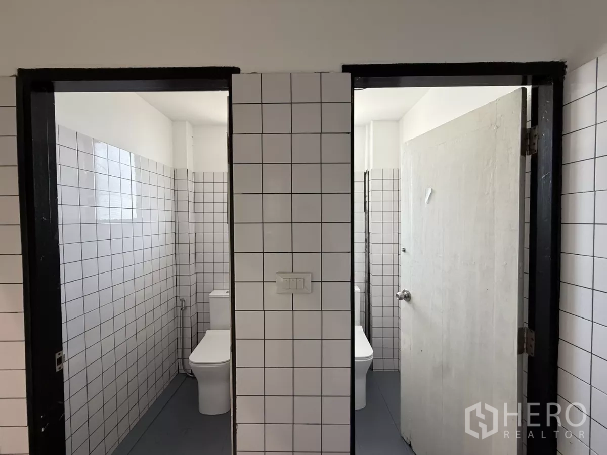 办公空间 出租在Wang Thonglang, Bangkok - 办公室内整洁卫生间，白色小方砖墙面与现代坐便器。