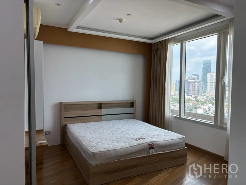 公寓 for rent in Khlong San, Bangkok - 转角卧室，落地窗赏城市景观，配浅木色床架。