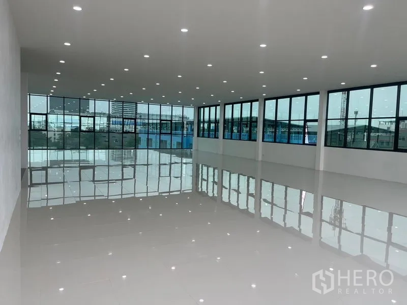 带办公室的家 出租或出售在Wang Thonglang, Bangkok - 开敞办公楼层，落地窗与LED照明