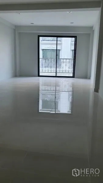 带办公室的家 出租在Suan Luang, Bangkok - 大开间房，推拉门通向阳台。