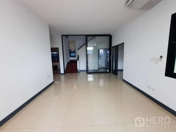 สำนักงานที่บ้าน ให้เช่าในHuai Khwang, Bangkok - ห้องแบบโอเพ่นสเปซ ปูพื้นกระเบื้องเงา กั้นด้วยผนังกระจกข้างบันได