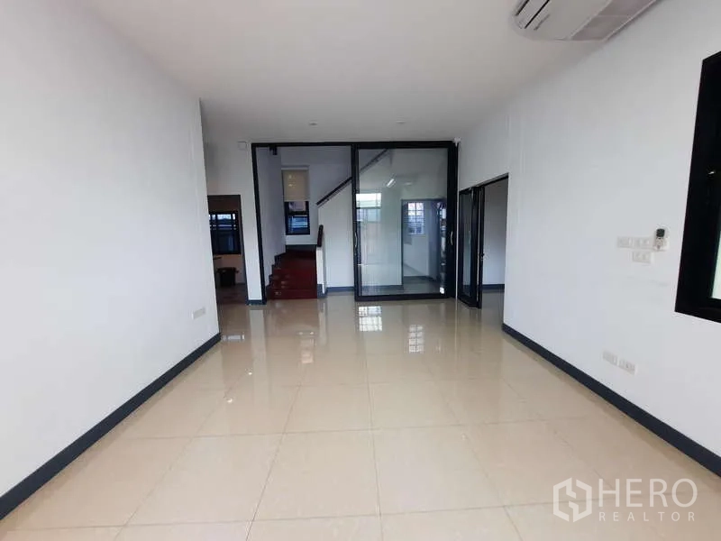 สำนักงานที่บ้าน ให้เช่าในHuai Khwang, Bangkok - ห้องแบบโอเพ่นสเปซ ปูพื้นกระเบื้องเงา กั้นด้วยผนังกระจกข้างบันได