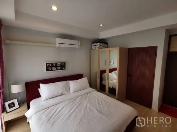 Townhouse for rent or sale in Yan Nawa, Bangkok - Air-conditioned bedroom with king bed, mirrored wardrobe and recessed lighting.