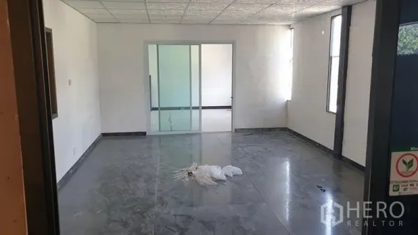 货栈 出租在Huai Khwang, Bangkok - 明亮的办公室，瓷砖地面，推拉玻璃门与窄长窗