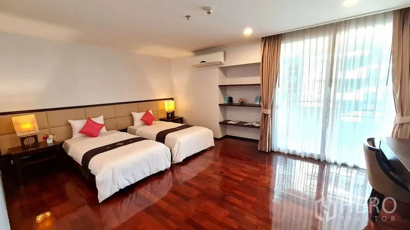 คอนโด ให้เช่าในWatthana, Bangkok - ห้องนอนที่สองขนาดใหญ่ เตียงเดี่ยวคู่ ชั้นวางบิวท์อิน และประตูออกระเบียง