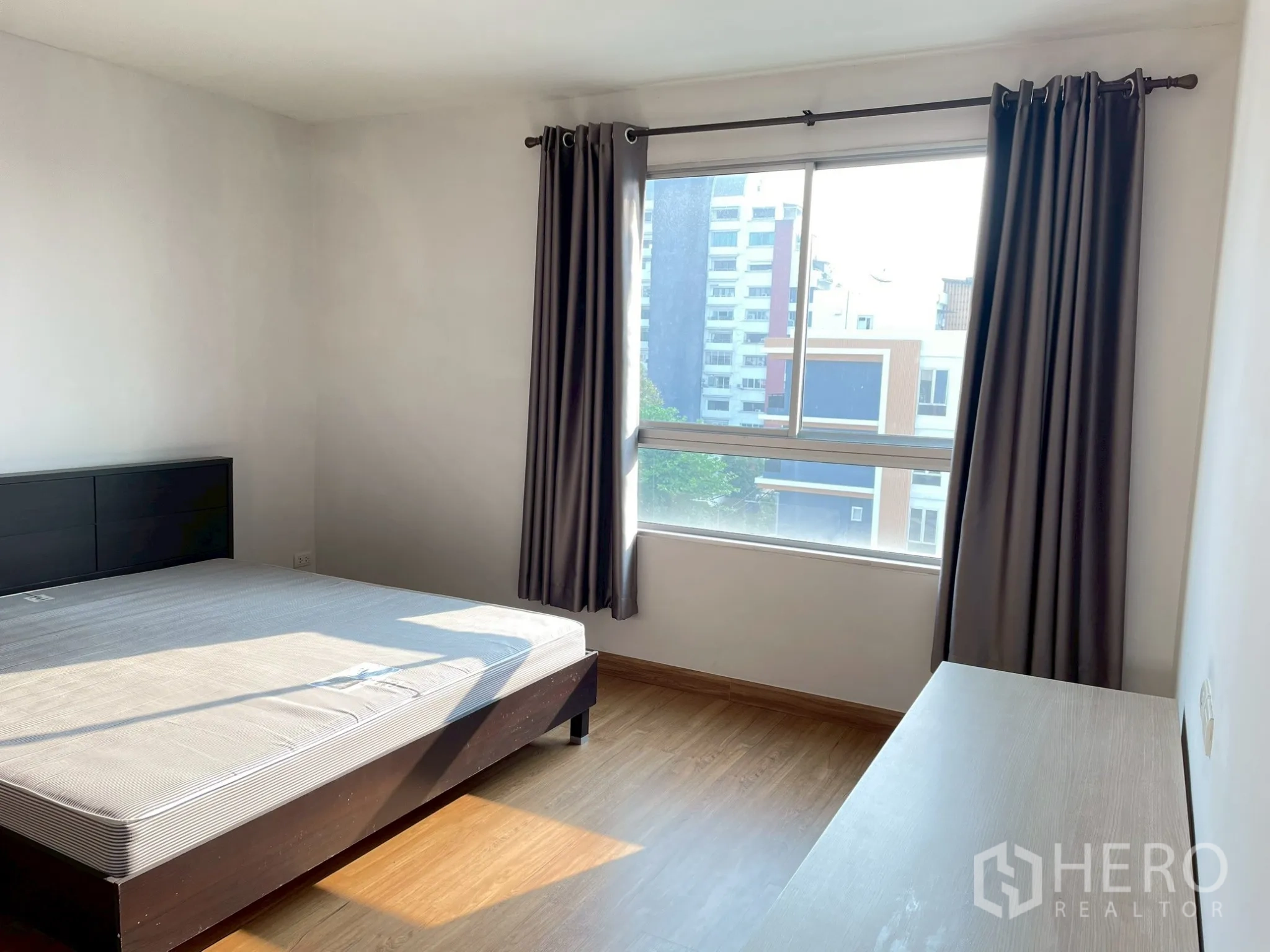 อพาร์ทเมนท์ for rent in Khlong Toei, Bangkok - ห้องนอนพร้อมเตียง ผ้าม่านทึบ และหน้าต่างบานกว้าง