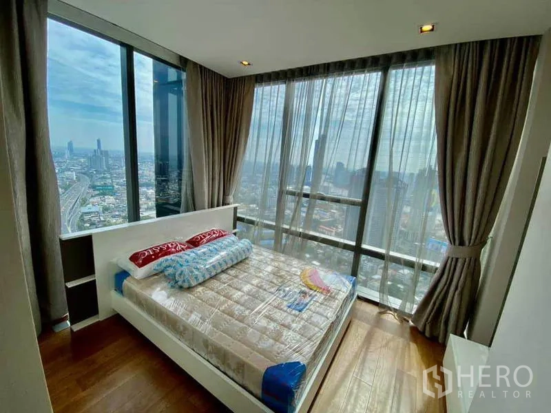 คอนโด ให้เช่าในSathon, Bangkok - ห้องนอนมุมกระจกเต็มบาน ผ้าม่านโปร่ง วิวเมืองพาโนรามา