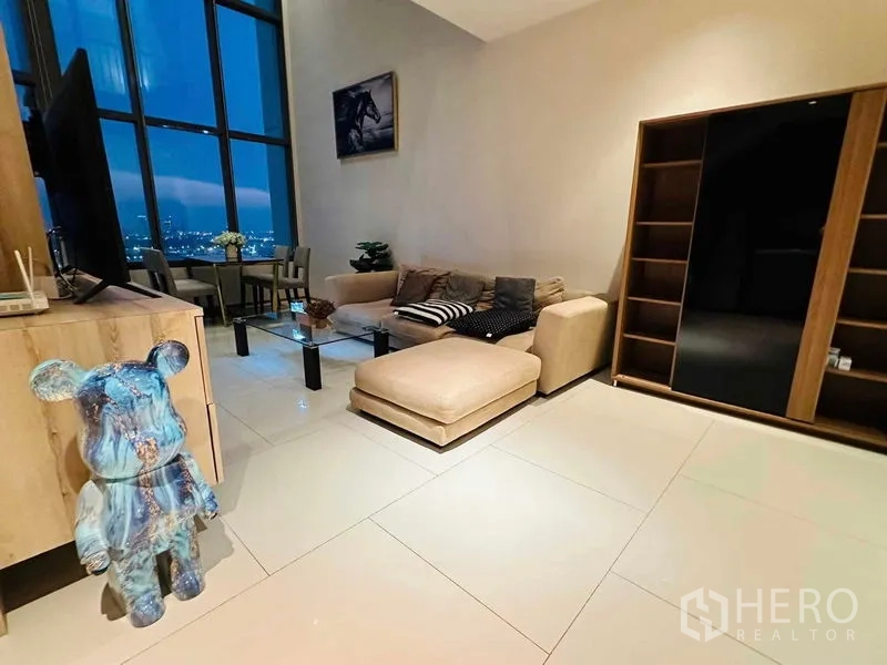 公寓 出租在Bangkok - 现代客厅，转角沙发、玻璃茶几与嵌入式柜