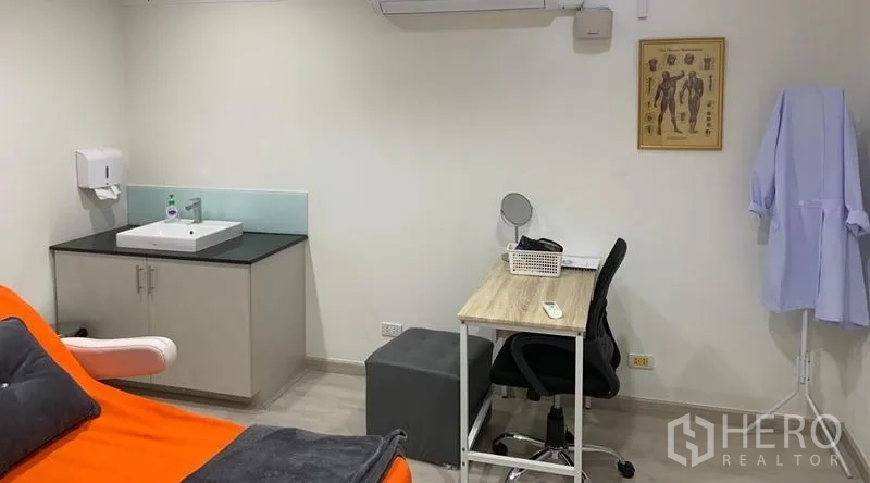 Retail Space for rent in Pathum Wan, Bangkok - Consultation room with treatment chair, work desk, wall-mounted sink and AC unit.