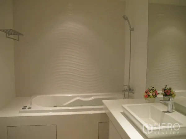 คอนโด ให้เช่าในWatthana, Bangkok - ห้องน้ำโมเดิร์น มีอ่างอาบน้ำสีขาว ผนังลอน และอ่างล้างหน้า