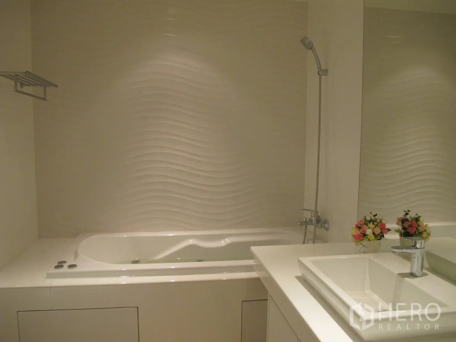 คอนโด ให้เช่าในWatthana, Bangkok - ห้องน้ำโมเดิร์น มีอ่างอาบน้ำสีขาว ผนังลอน และอ่างล้างหน้า