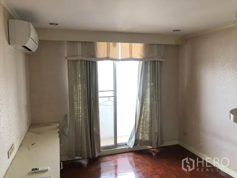 คอนโด ขายในWatthana, Bangkok - ห้องนอนพร้อมเครื่องปรับอากาศ ผ้าม่าน และประตูกระจกเลื่อนออกระเบียง