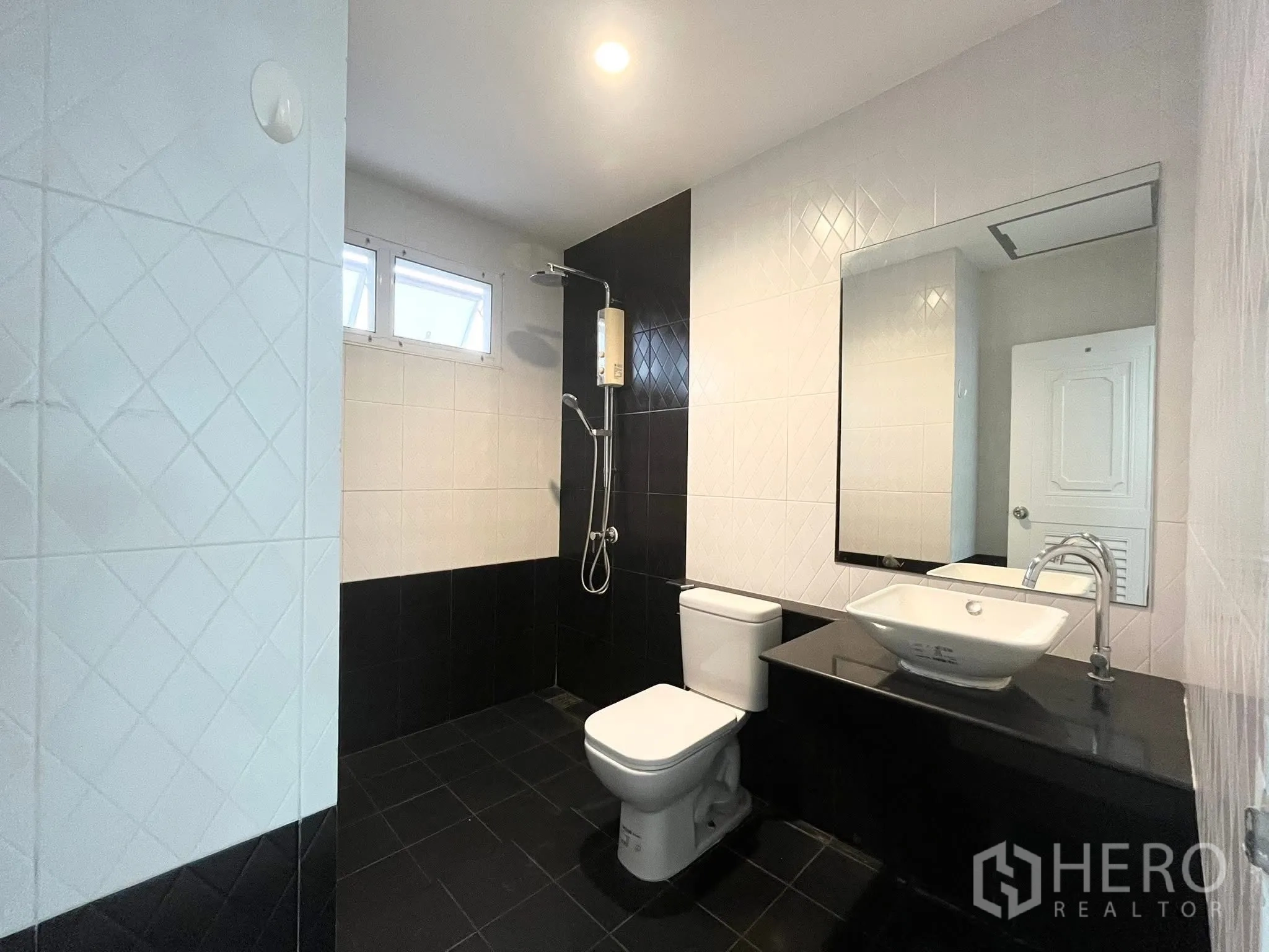 Home Office for rent in Bueng Kum, Bangkok - Bathroom with large mirror, basin, toilet and walk-in shower