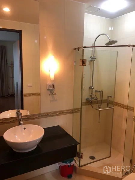 公寓 出租在Ratchathewi, Bangkok - 浴室设玻璃淋浴间与台上盆