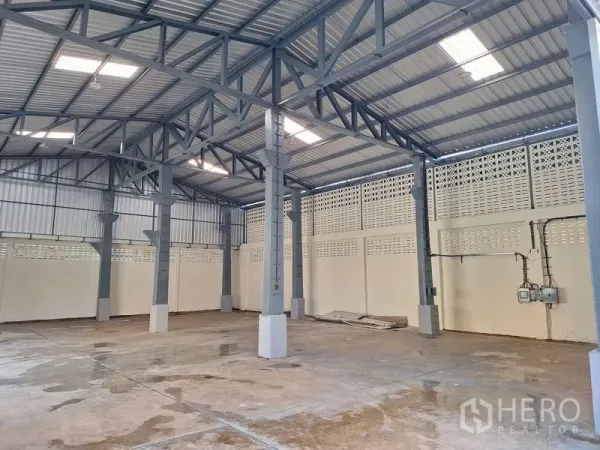 คลังสินค้า ให้เช่าในRat Burana, Bangkok - โกดังเพดานสูง เสาเหล็ก ช่องลมบล็อก และสกายไลท์