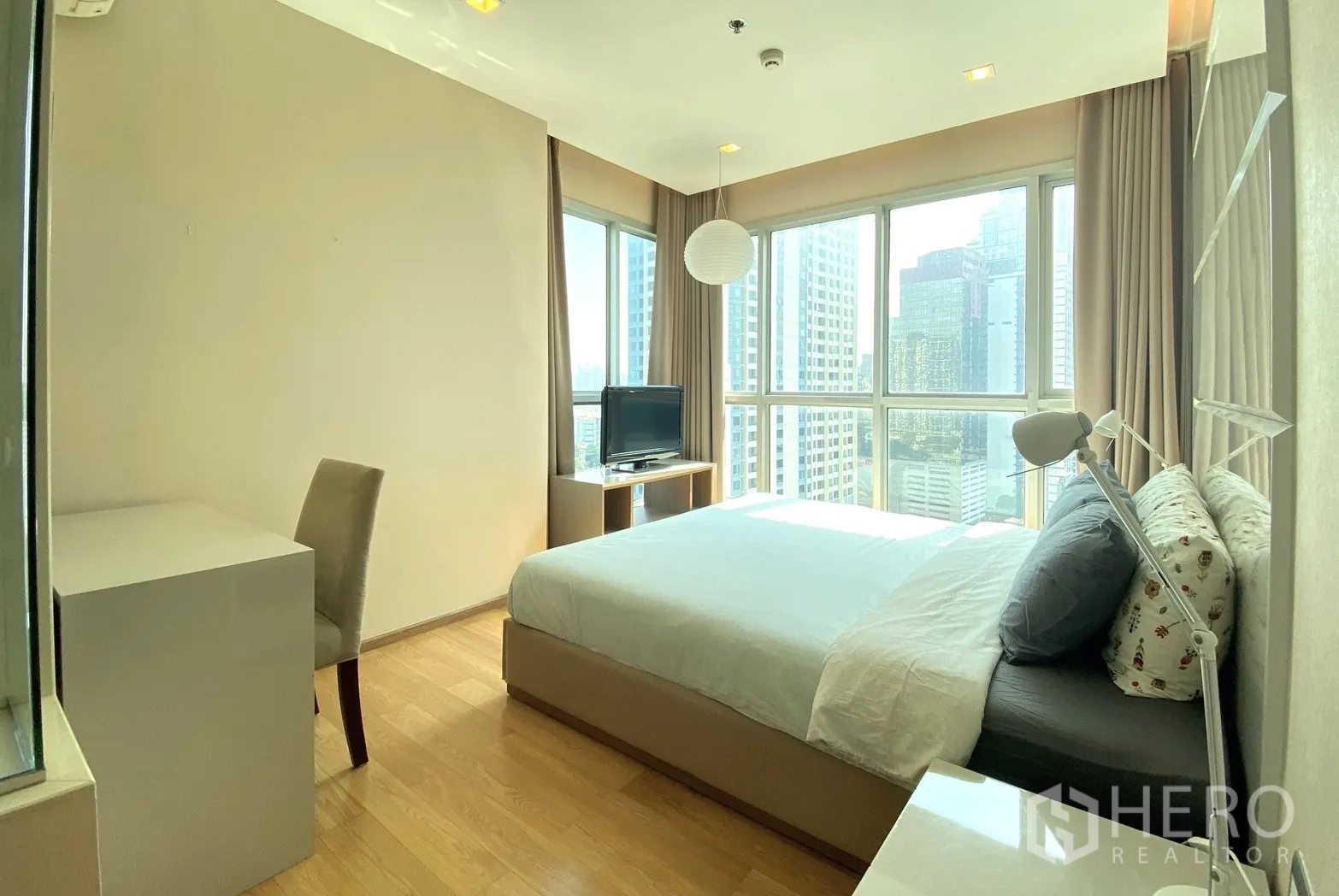 คอนโด ให้เช่าในRatchathewi, Bangkok - ห้องนอนมาสเตอร์มุมกระจก เตียงคู่ โต๊ะทำงาน มองเห็นวิวเมือง