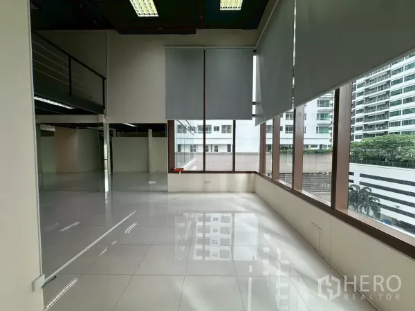 办公空间 出租在Khlong Toei, Bangkok - 临窗明亮区域，城市景观，适合作休闲区。