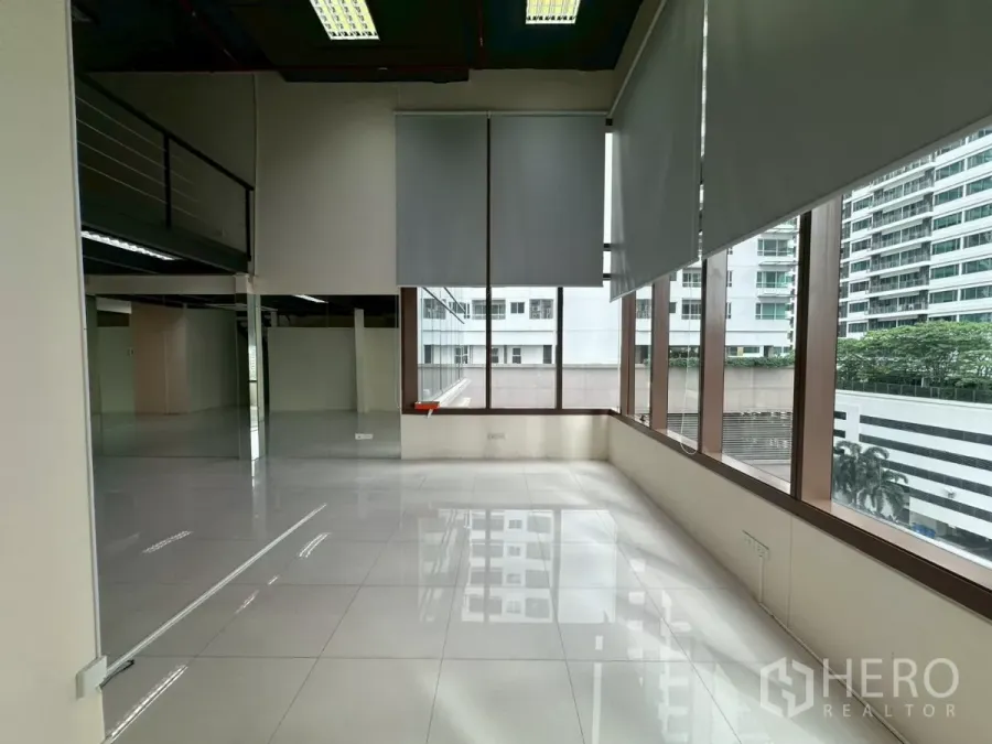办公空间 出租在Khlong Toei, Bangkok - 临窗明亮区域，城市景观，适合作休闲区。