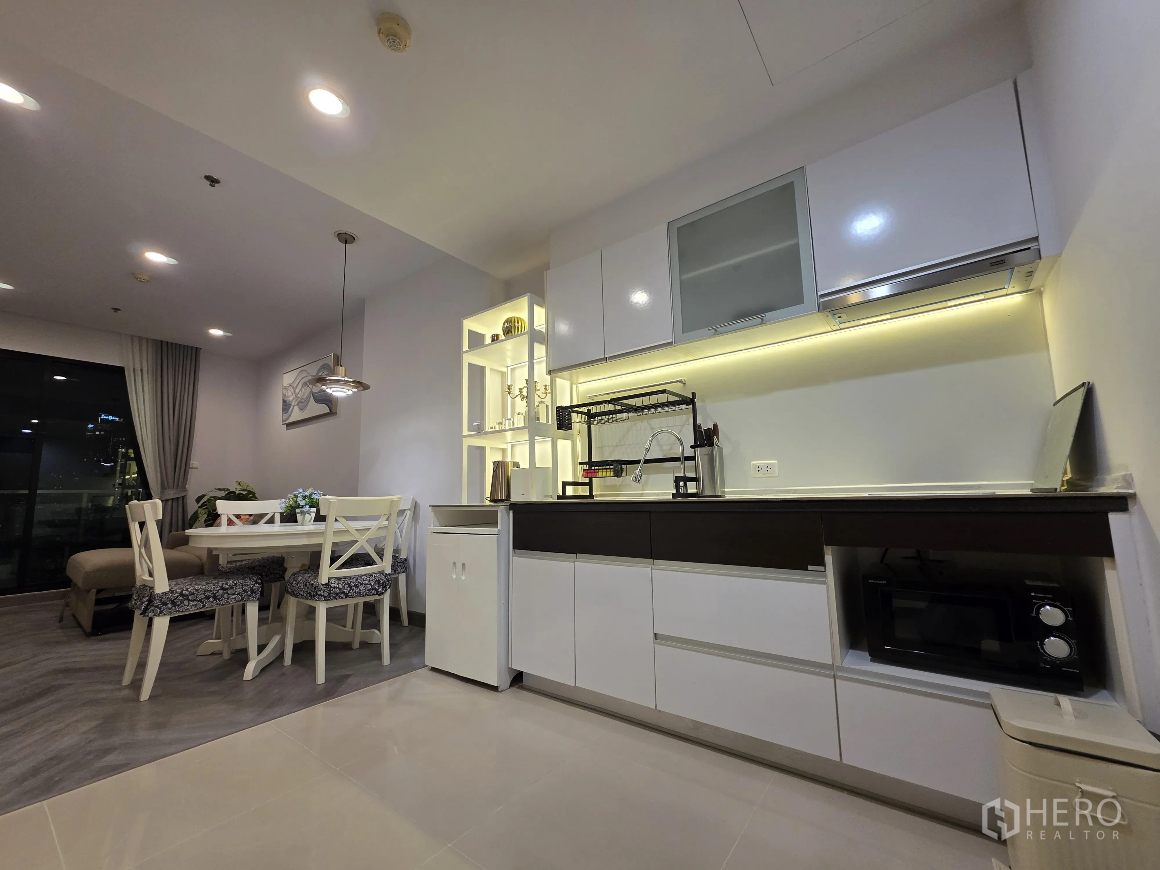 公寓 for rent in Bang Kapi, Bangkok - 餐区在厨房与入户门旁，配吊灯与圆桌。