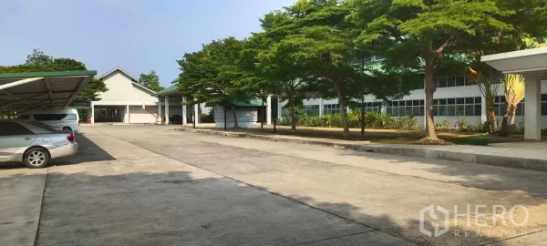 โรงงาน ขายในMueang Samut Sakhon, Samut Sakhon - ถนนภายในกว้าง พื้นที่จอดรถร่มไม้ ข้างอาคารโรงงาน