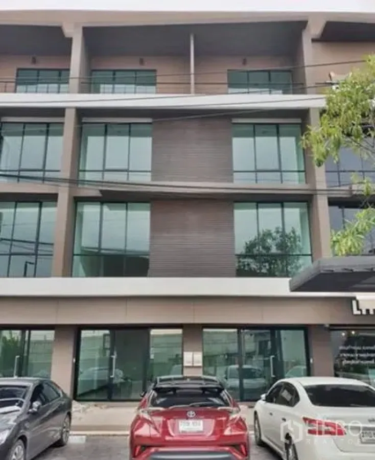 สำนักงานที่บ้าน ให้เช่าในPrawet, Bangkok - อาคารโฮมออฟฟิศหลายชั้นสไตล์โมเดิร์น หน้ากระจกเต็มบาน พร้อมที่จอดรถ ในเขตประเวศ กรุงเทพฯ