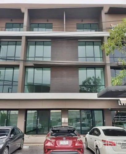 สำนักงานที่บ้าน ให้เช่าในPrawet, Bangkok - อาคารโฮมออฟฟิศหลายชั้นสไตล์โมเดิร์น หน้ากระจกเต็มบาน พร้อมที่จอดรถ ในเขตประเวศ กรุงเทพฯ