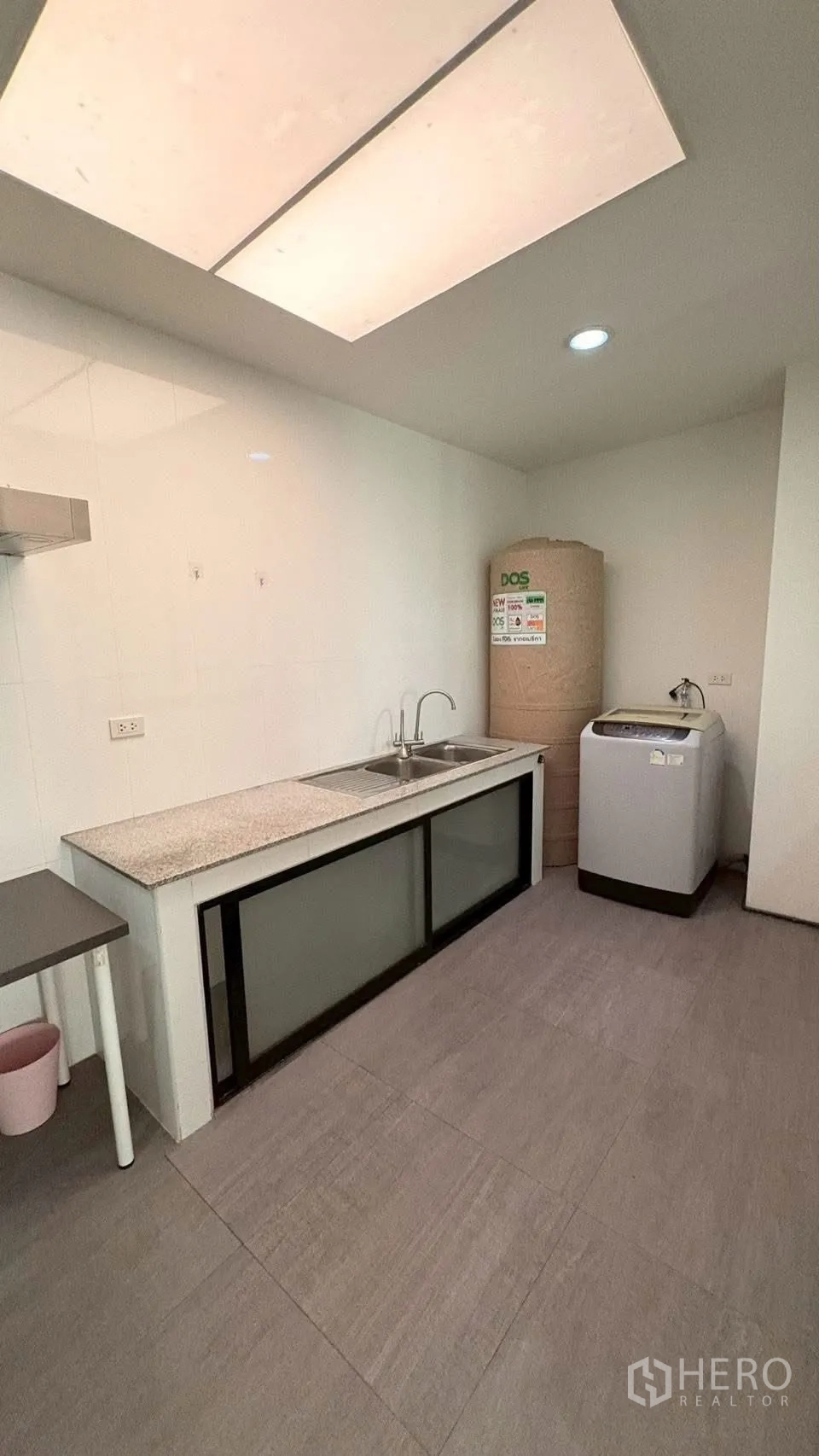ทาวน์เฮาส์ for rent in Phra Khanong, Bangkok - ครัวพร้อมซิงก์คู่ แท็งก์น้ำขนาดใหญ่ และเครื่องซักผ้า