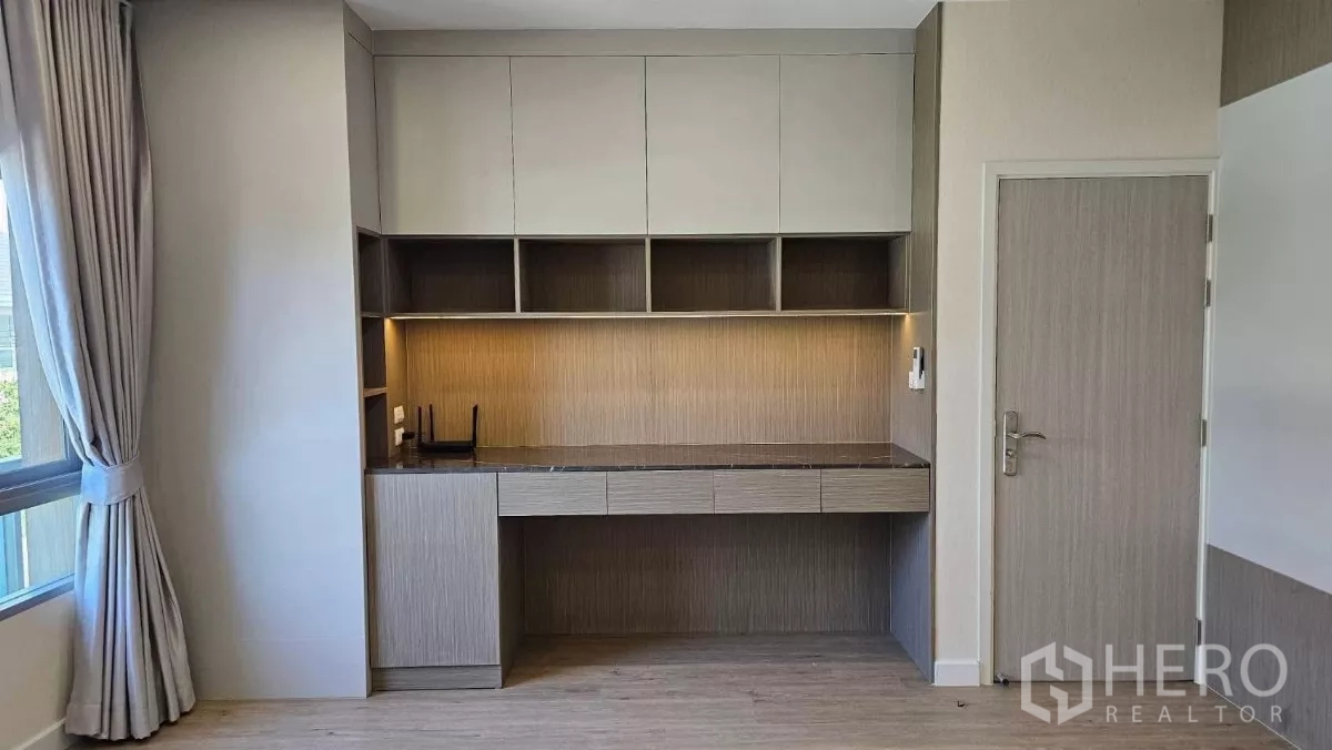 Detached House for rent in Bang Phli, Samut Prakan - Upstairs room with built-in work station, cabinets and large window.
