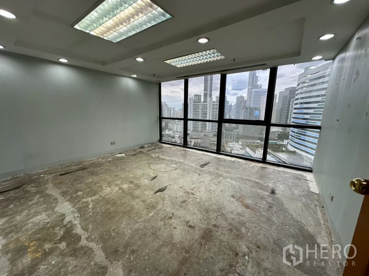 办公空间 出租在Khlong Toei, Bangkok - 转角办公室，落地窗俯瞰曼谷天际线。